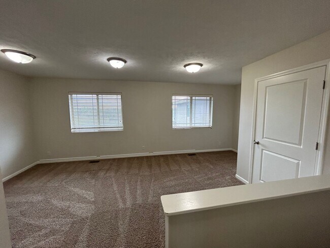 Building Photo - Beautiful, spacious, 4 bedroom, 3 bath tow...