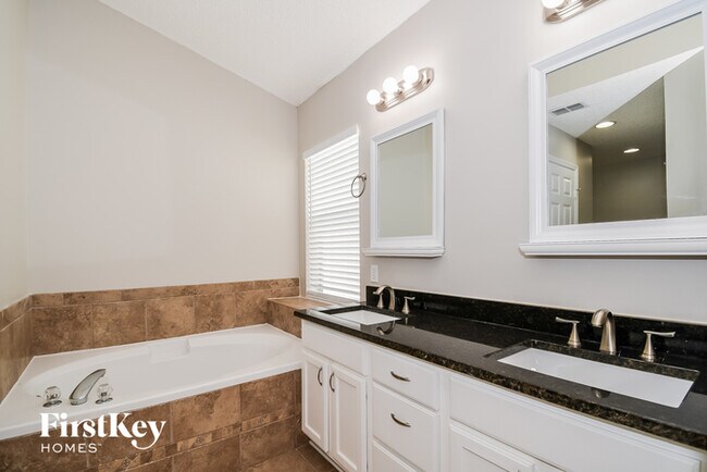 Building Photo - 13990 Summer Breeze Dr