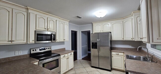 Building Photo - 1117 Appian Way