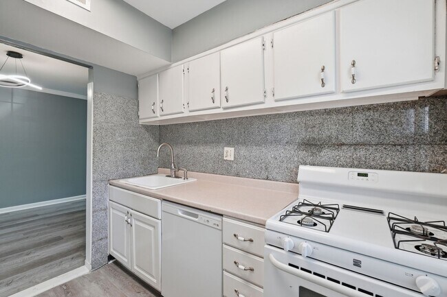 Building Photo - Discover stylish, low maintenance living in this beautifully updated two bedroom, one bathroom co...