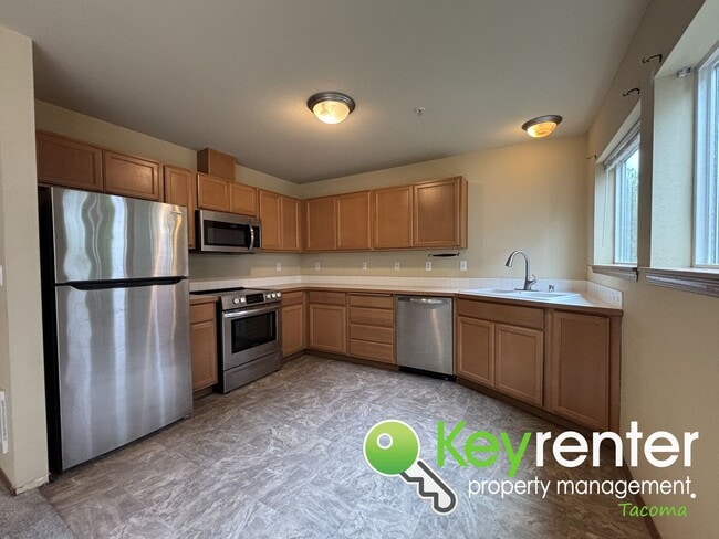 Building Photo - Modern Comfort Meets Great Location in Thi...