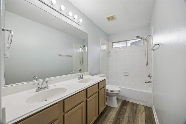 Building Photo - 19715 Billineys Park Dr