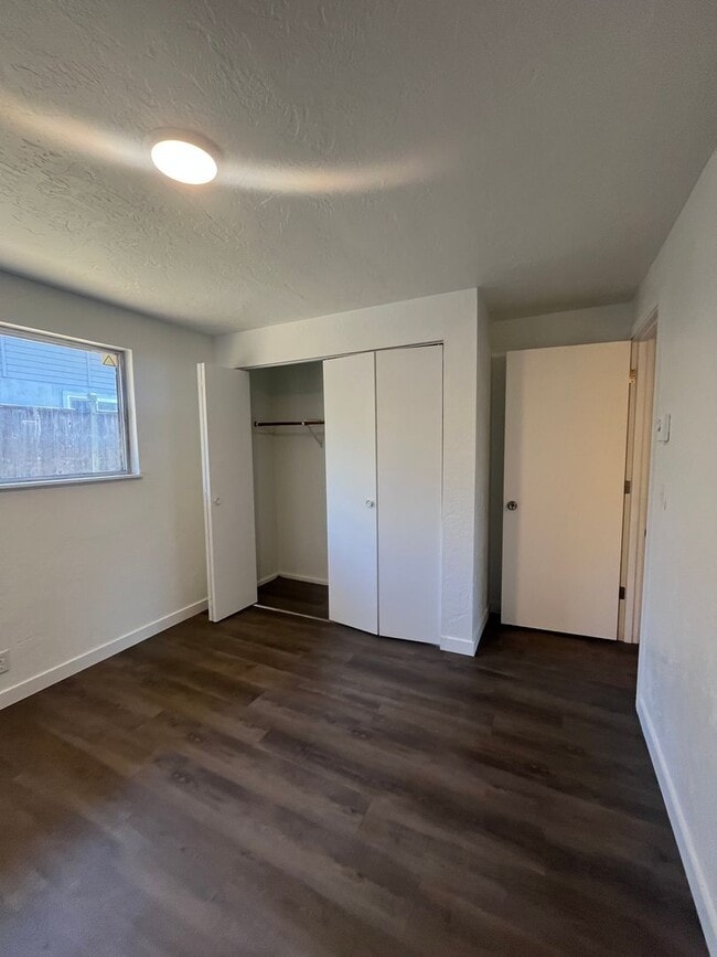 Building Photo - 2-Bedroom 1-Bathroom Duplex close in Sprin...