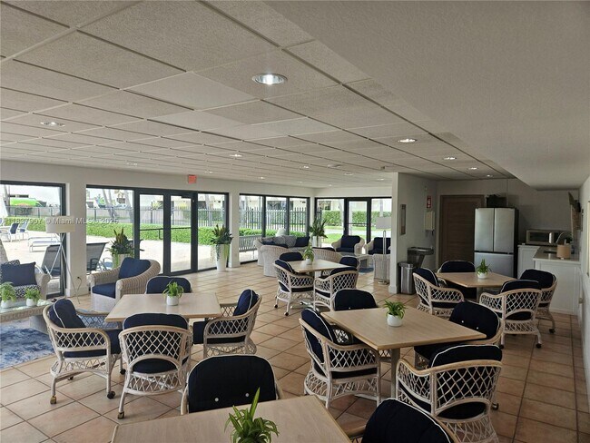 Building Photo - 2625 Collins Ave