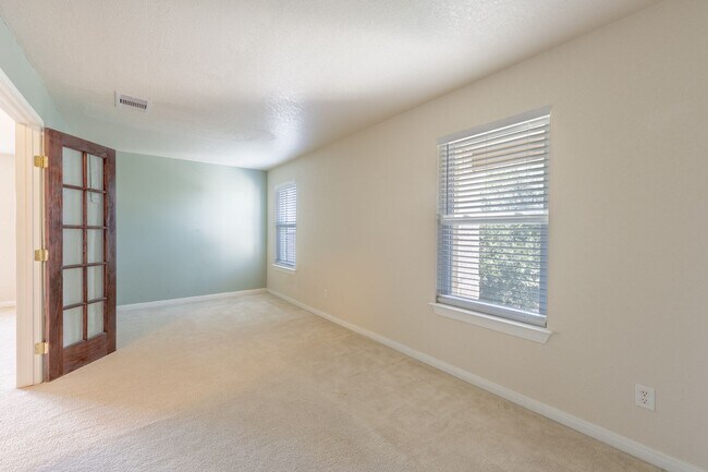 Building Photo - 137 Springtree Shadow