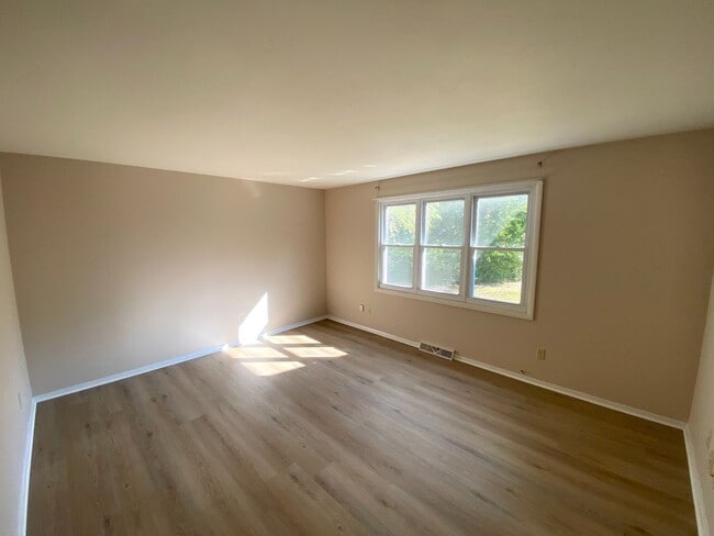 Building Photo - 2 Bedroom, 1.5 Bath Duplex Available for R...