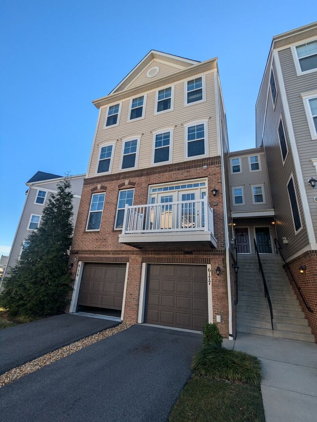 Primary Photo - Beautiful 3 level townhouse in the new Jef...