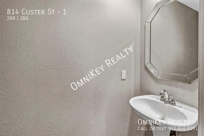 Building Photo - 814 Custer St