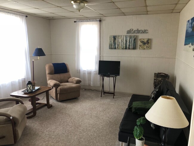Building Photo - $849 - 2 bed 1 bath - Single Family Home