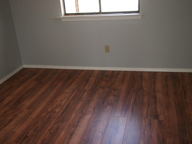 Building Photo - Conveniently Located Corner Lot Home!