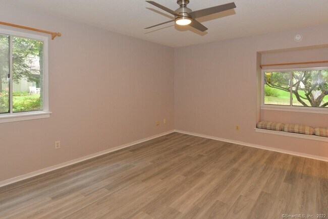 Building Photo - 994 Heritage Vlg