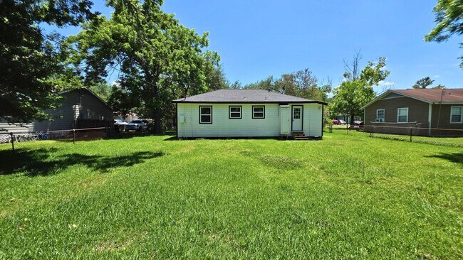 Building Photo - 502 Azalea Dr