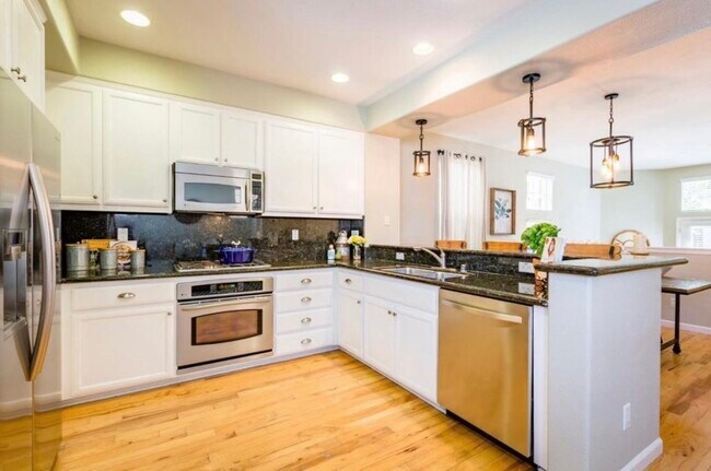 Building Photo - 2258 Golden Crest Common