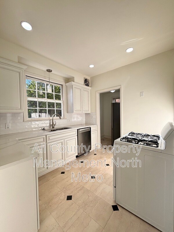 Building Photo - 2416 Dellwood Dr NW