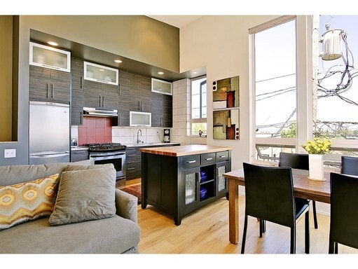 Building Photo - Modern 2 Bed + Den Madison Valley Townhouse!