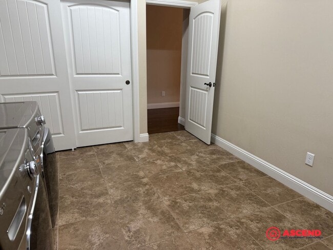 Building Photo - Stunning 4 bedroom + office in Seven Oaks!