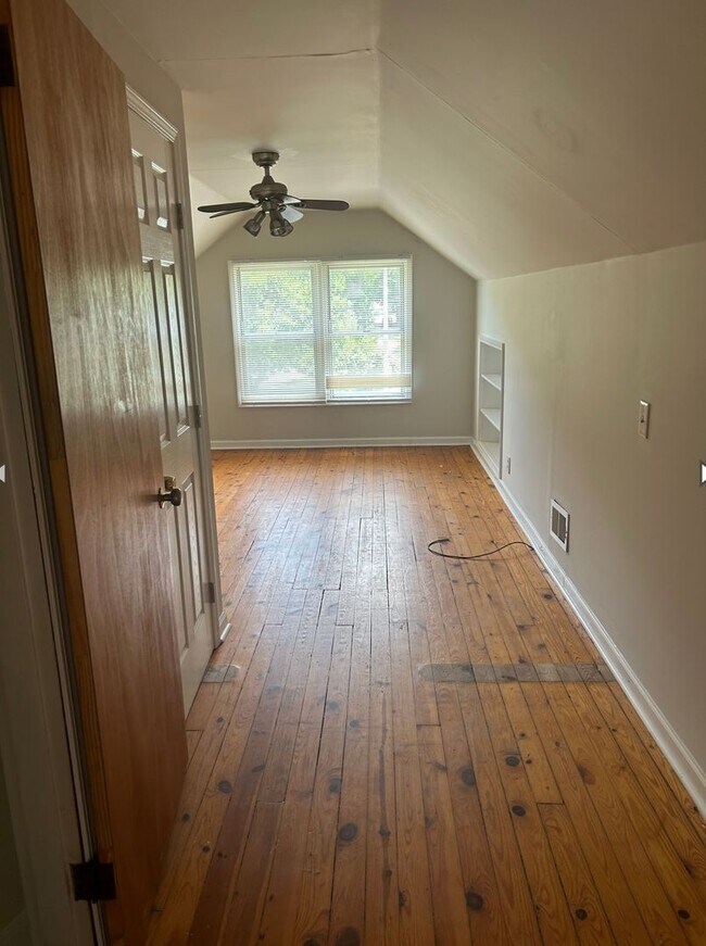 Building Photo - AVAILABLE MID-JUNE!