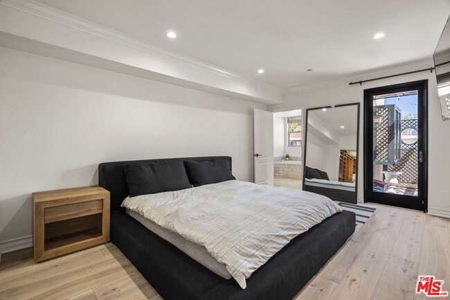 Building Photo - 122 N Clark Dr