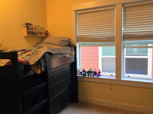 Building Photo - Spacious 3 BR North Beacon Hill Townhome –...