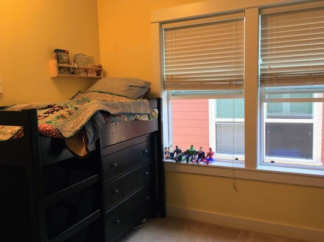 Building Photo - Spacious Townhouse for Rent -- Minutes fro...
