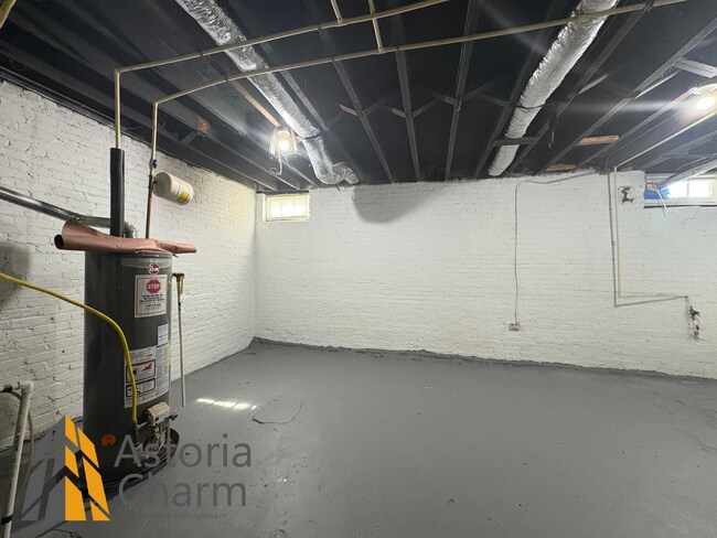 Building Photo - Updated 3 Bedroom with Fireplace and Fence...