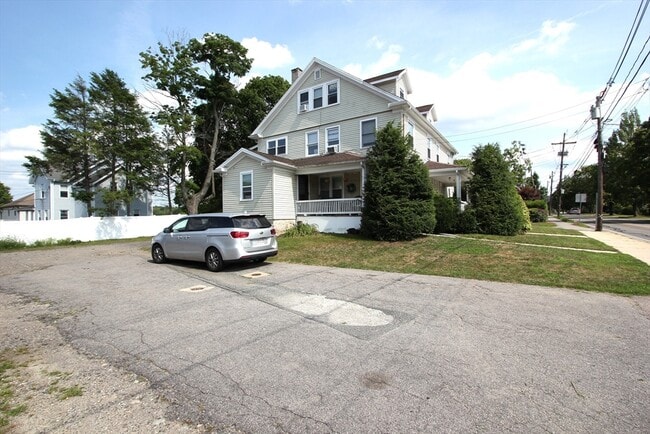 Building Photo - 98 Plain St
