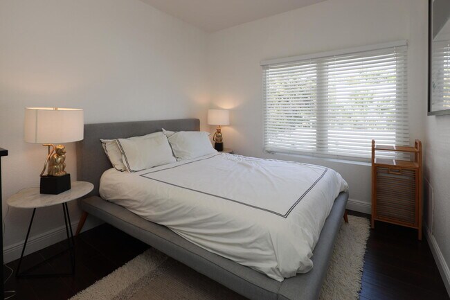 Building Photo - 518 Biscayne Dr