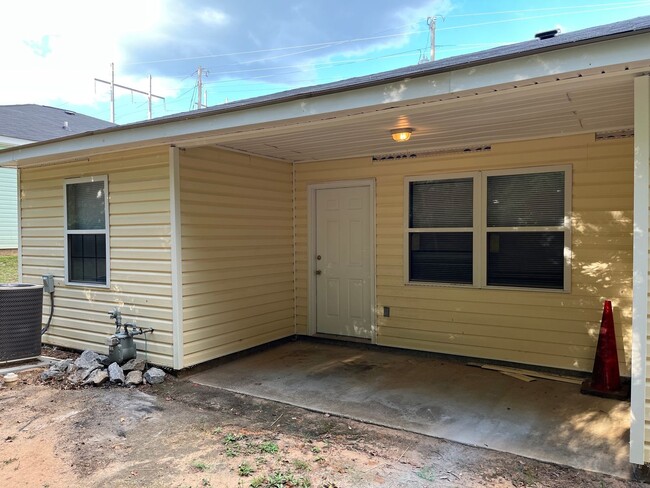 Building Photo - CLOSE TO UNIVERSITY