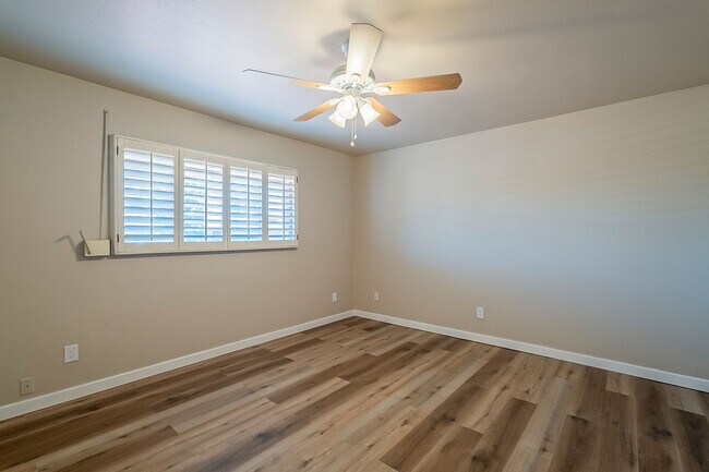 Building Photo - Move in Ready! 3 Bedrooms, 3 Bathrooms & P...
