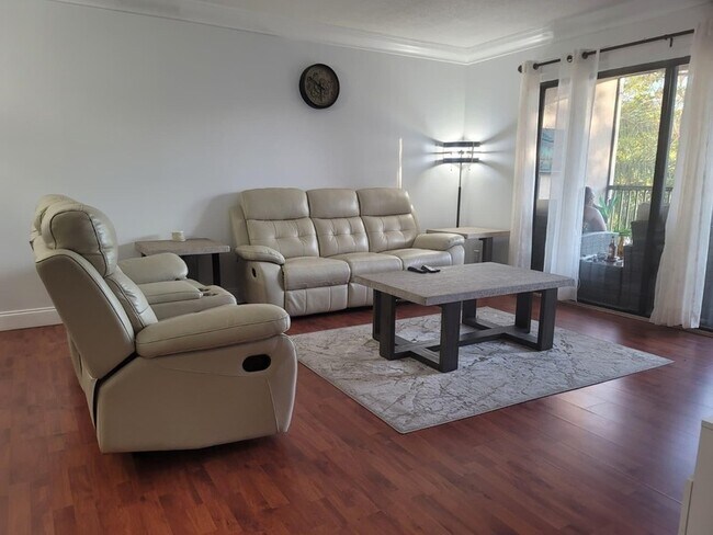 Building Photo - 2200 S Cypress Bend Dr