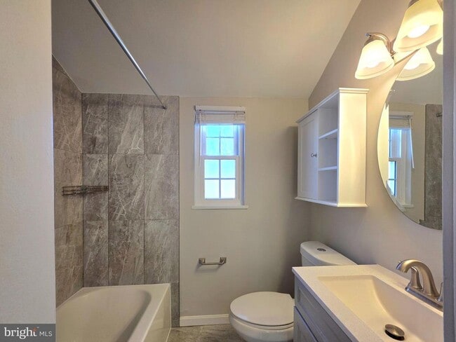 Building Photo - 2510 N Dearing St