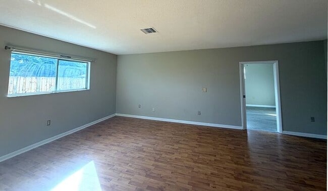 Building Photo - Renovated Home