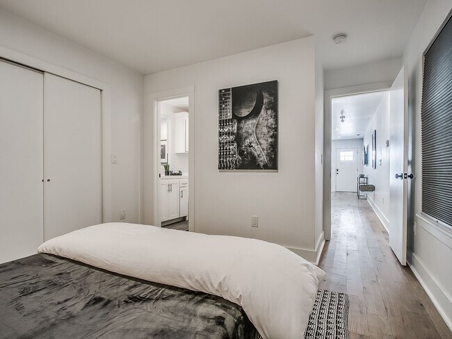 Building Photo - Champagne Plaza - Furnished Back House