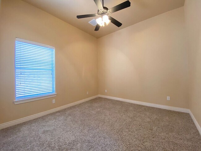 Building Photo - Sandstone Ranch Estates 3 bed with Refrig A/C