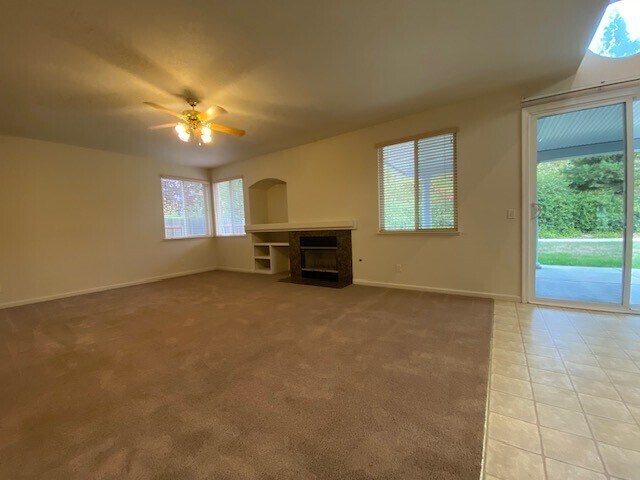 Building Photo - Beautiful and spacious 3-bedroom, 2.5-bath...