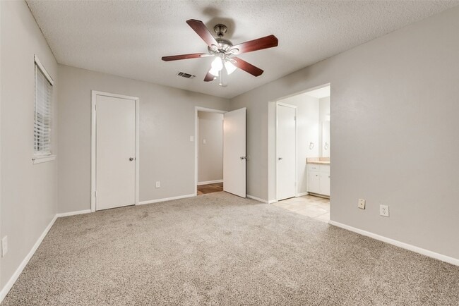 Building Photo - 1812 Ravenswood Dr N