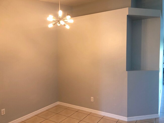 Building Photo - 2 Bedroom 2 bath duplex. 1 car garage and ...