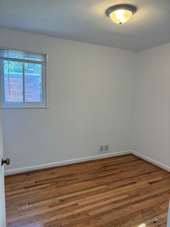 Building Photo - Recently Remodeled 2BR/1BA Three-Level Duplex in Arlington