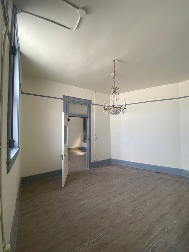 Building Photo - Main Street Upstairs Apartment in Aztec