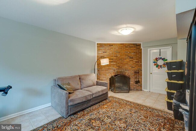 Building Photo - 6813 Market Square Dr