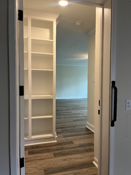 Building Photo - 3517 Jamaica Dr