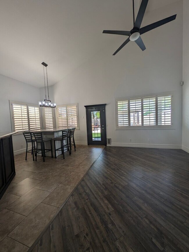 Building Photo - BEAUTIFUL EXECUTIVE STYLE home w/ entertai...