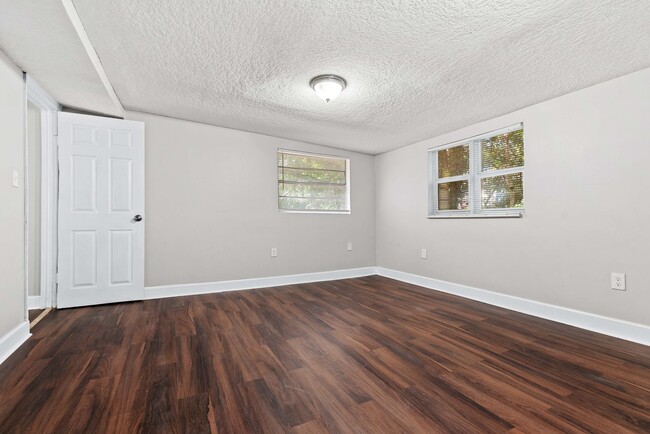 Building Photo - **Move in ready 3/2 Single Family home 32208