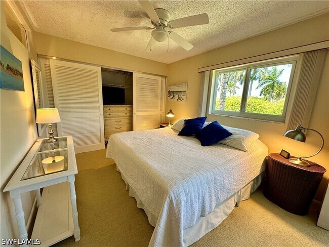 Building Photo - 555 Park Shore Dr