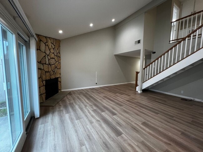 Building Photo - 2 Bedroom 1.5 Bath Townhouse Condo for Rent in the Heart of Monrovia