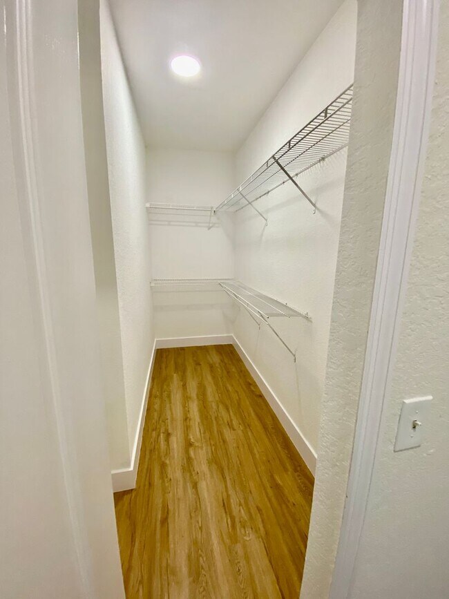 Building Photo - Greenhills-11032