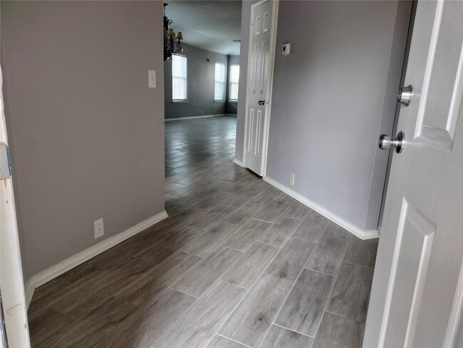 Building Photo - 14930 Sugarhollow Dr