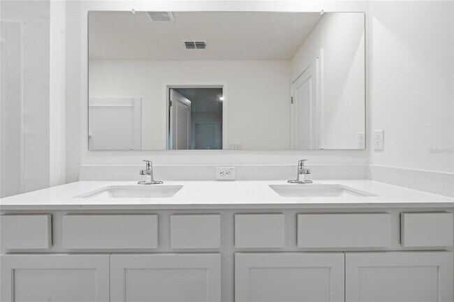 Building Photo - 3059 NE 20th Ter