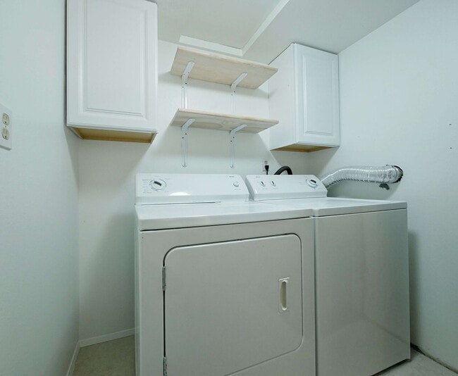 Building Photo - Beautiful townhouse available for rent
