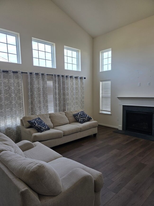 Building Photo - HYETTS CROSSING TWINHOME